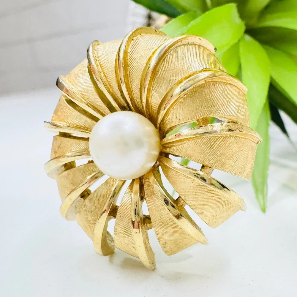 Vintage 1950s Crown Trifari Faux Pearl Ribbon Dome Flower Sunburst Brooch Pin